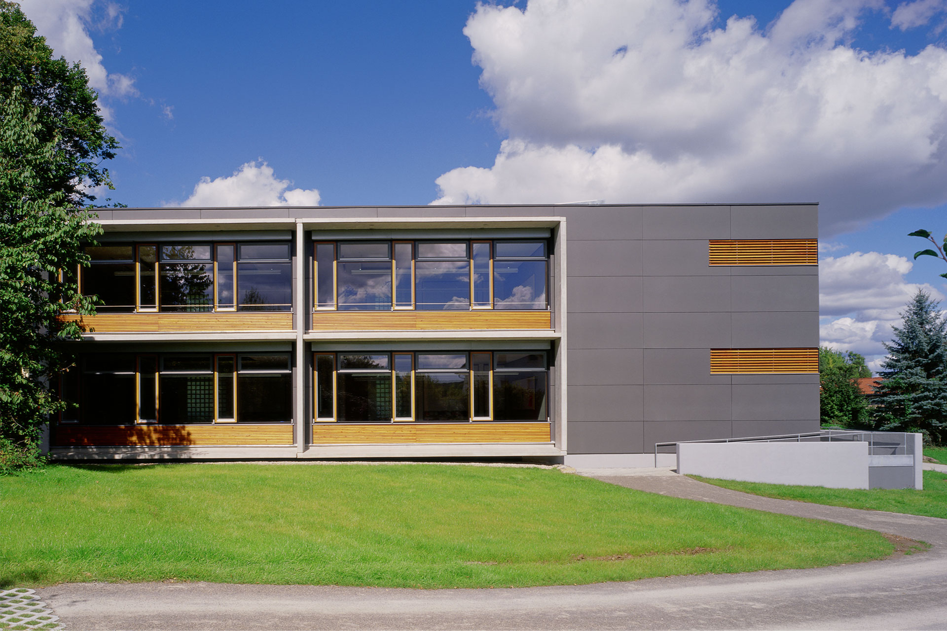 Erweiterungsneubau Schule, Fensterbänder, Faserzementplatten